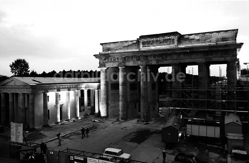 DDR-Bildarchiv: Mitte / Berlin - Aufnahmen vom Brandenburger Tor / Berlin -Mitte ohne Quadriga 24.09.90 Winkler Umschlag Nr.:1217