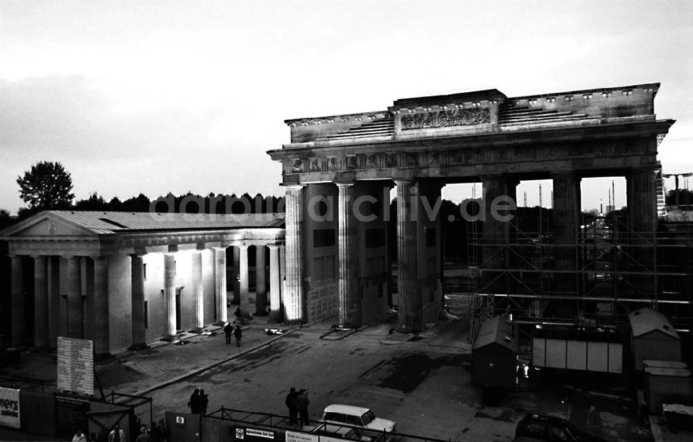 DDR-Fotoarchiv: Mitte / Berlin - Aufnahmen vom Brandenburger Tor / Berlin -Mitte ohne Quadriga 24.09.90 Winkler Umschlag Nr.:1217