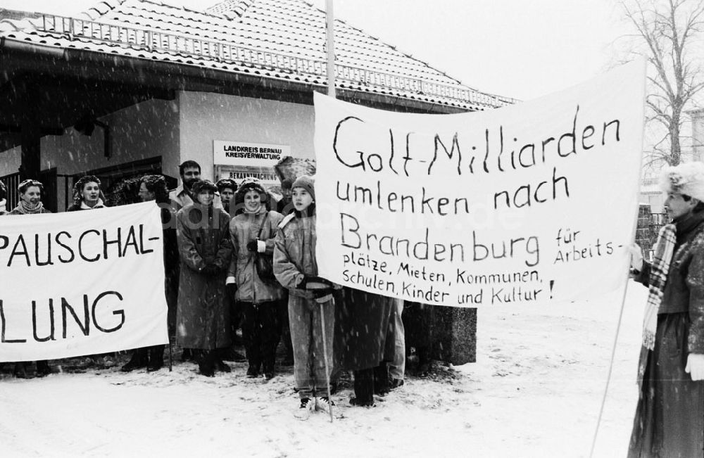 : Aufnahmen vom Land Brandenburg Demonstration gegen finanzielle Kriegunterstützung Umschlagnummer: 7156