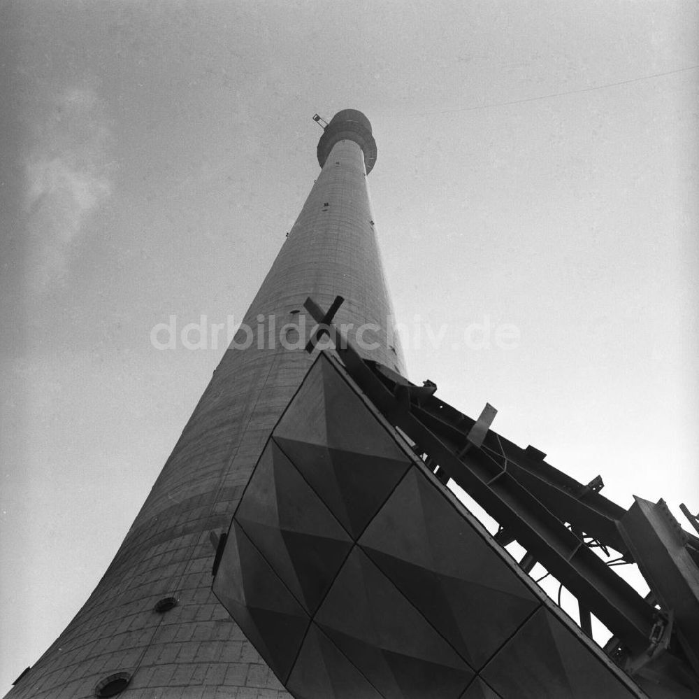 DDR-Fotoarchiv: Berlin - Aufzug des 1. Kugelsegment-Fernsehturm Berlin