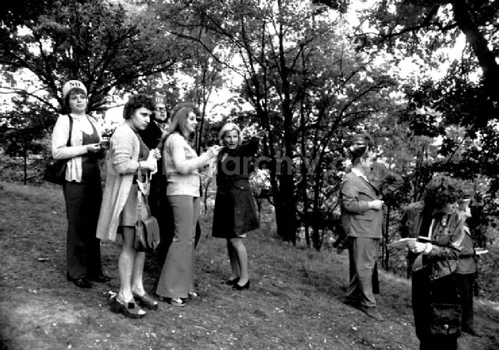 DDR-Bildarchiv: Berlin - August 1973 ND Orientierungswanderung mit Bildern vom Start, der