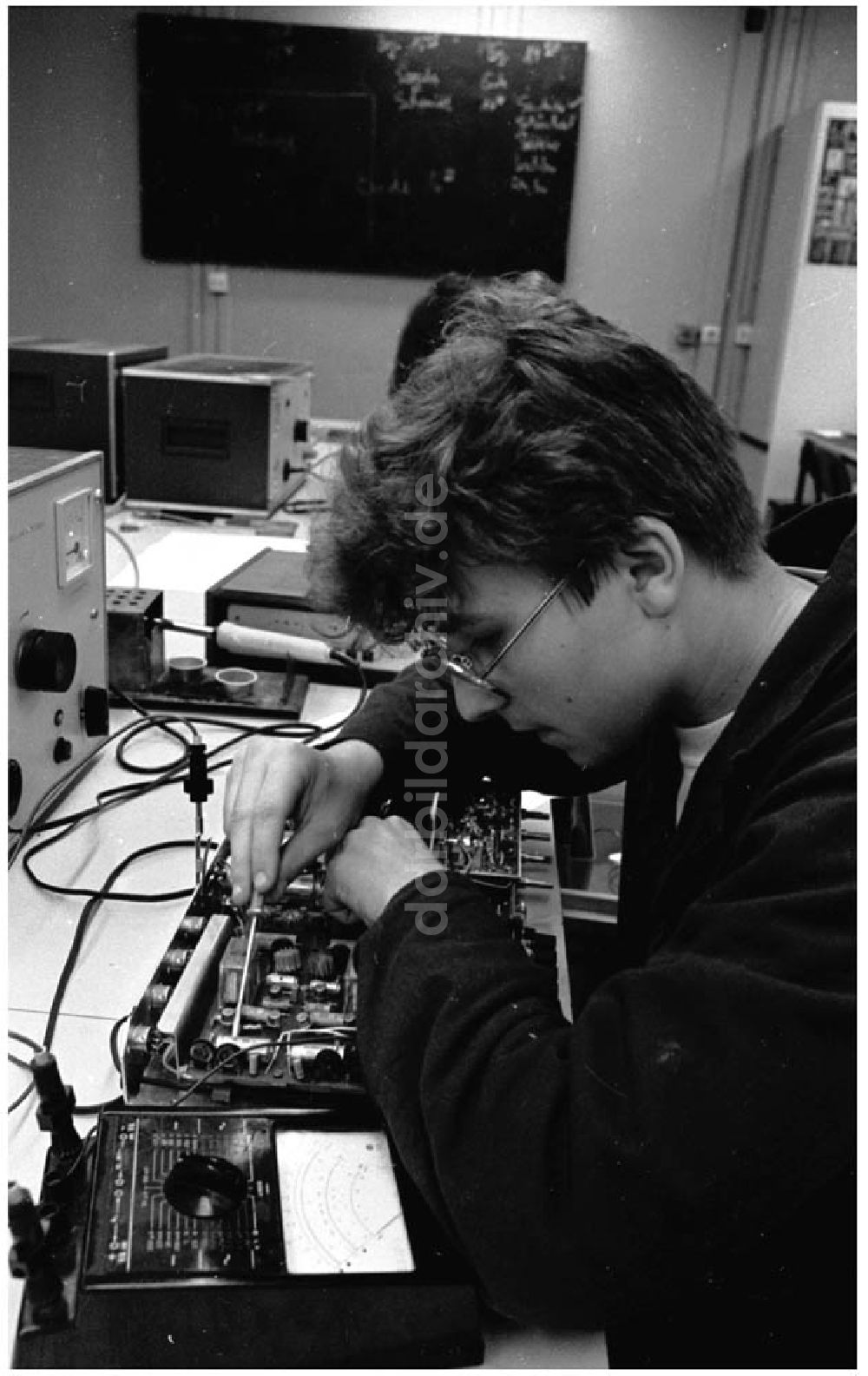 DDR-Bildarchiv: Berlin - 19.11.1986 Ausbildung für Funkmechaniker Lehrlinge in der Betrie