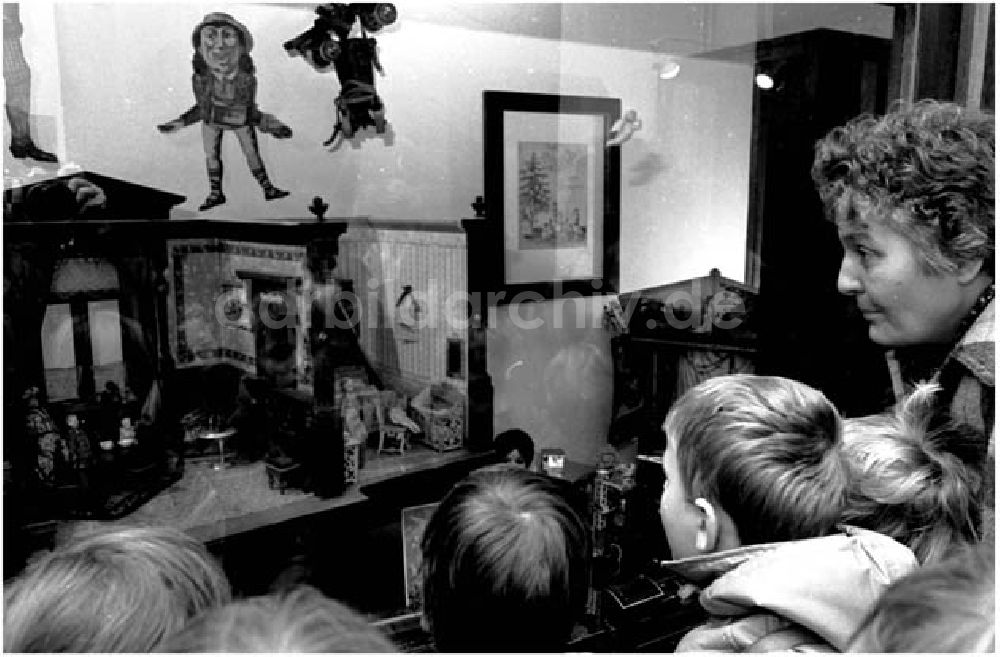 Berlin: 19.11.1986 Ausbildung für Funkmechaniker Lehrlinge in der Betrie