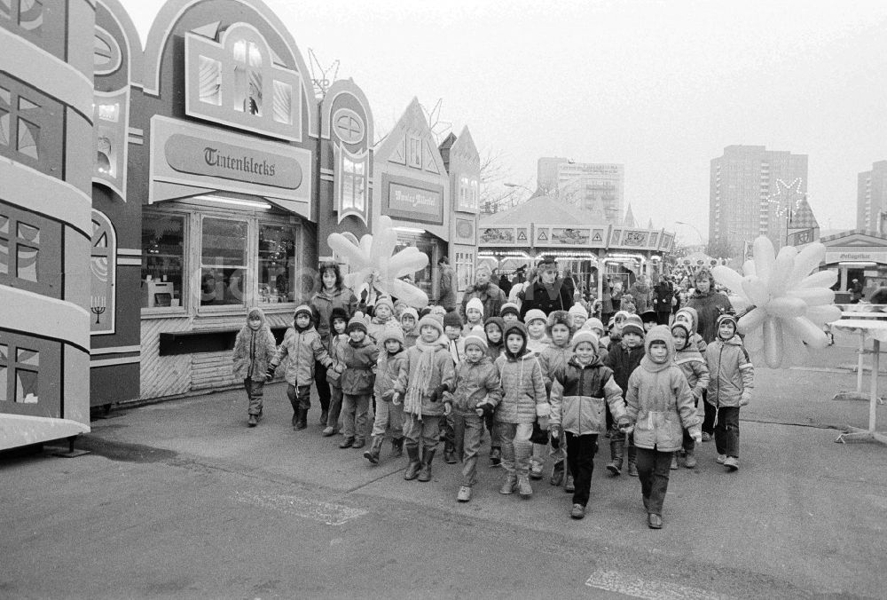 DDR-Bildarchiv: Berlin - Ausflug einer Kindergartengruppe auf den Berliner Weihnachtsmarkt in Berlin, der ehemaligen Hauptstadt der DDR, Deutsche Demokratische Republik