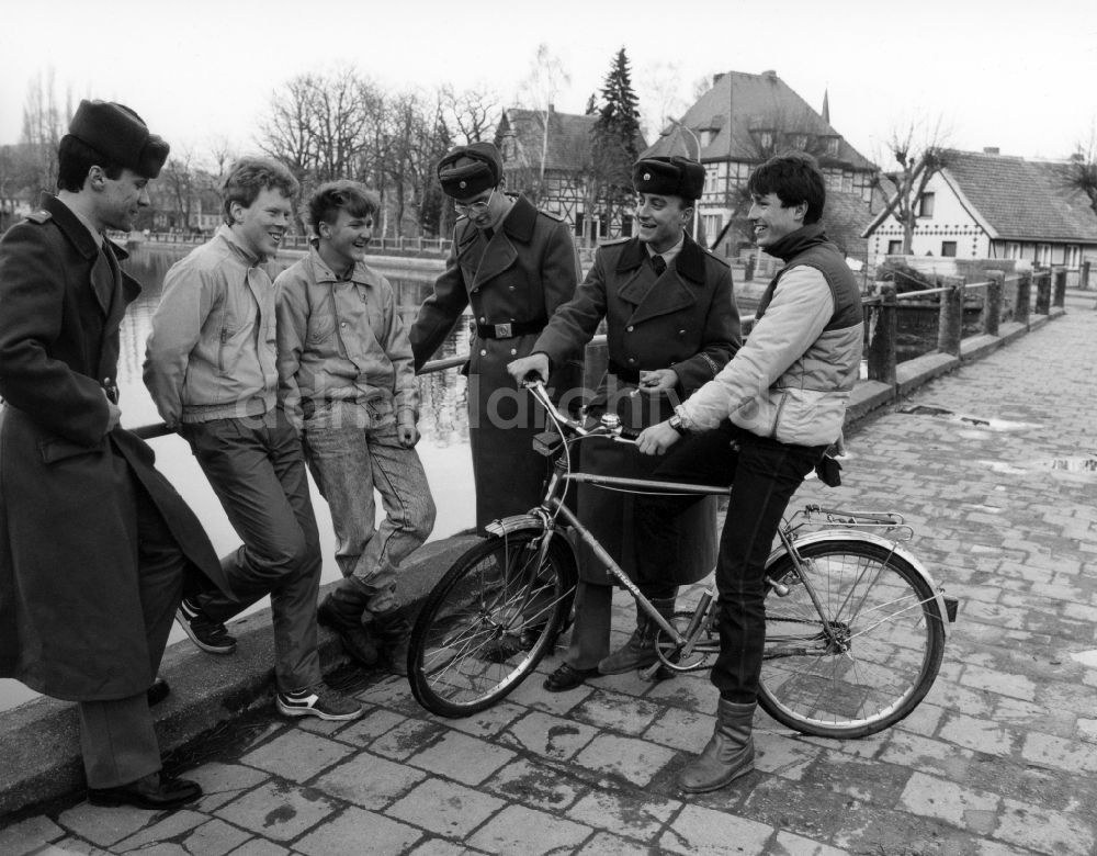 DDR-Fotoarchiv: Abbenrode - Ausgang von Grenzsoldaten im Gespräch mit ansässigen Jugendlichen in Abbenrode im heutigen Bundesland Sachsen-Anhalt