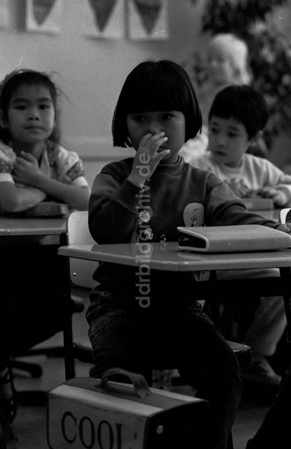 DDR-Fotoarchiv: Berlin-Hohenschönhausen - Ausländerkinder in einer Grundschule Hohenschönhausens 16.09.92 Foto:ND/ Lange Umschlag 1150