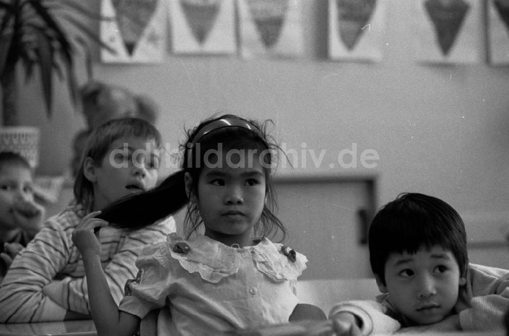 Berlin-Hohenschönhausen: Ausländerkinder in einer Grundschule Hohenschönhausens 16.09.92 Foto:ND/ Lange Umschlag 1150