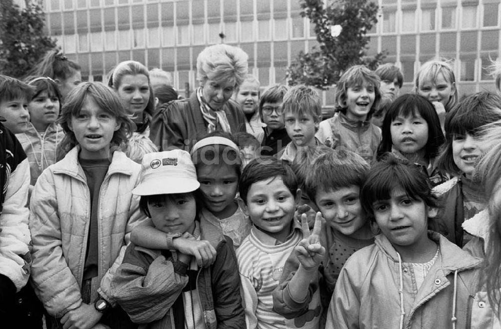 DDR-Bildarchiv: Berlin-Hohenschönhausen - Ausländerkinder in einer Grundschule Hohenschönhausens 16.09.92 Foto:ND/ Lange Umschlag 1150