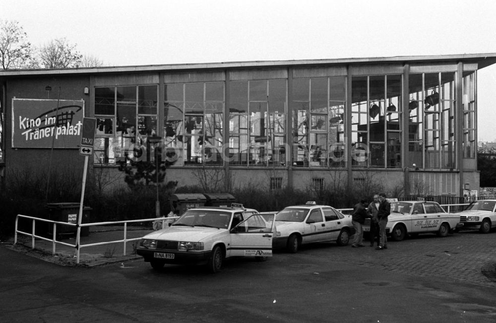 DDR-Bildarchiv: Berlin - Ausreisehalle der Grenzübergangsstelle Bahnhof Friedrichstraße in Berlin Mitte