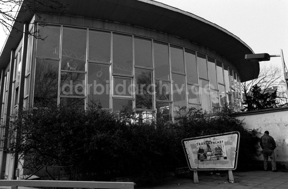 DDR-Fotoarchiv: Berlin - Ausreisehalle der Grenzübergangsstelle Bahnhof Friedrichstraße in Berlin Mitte