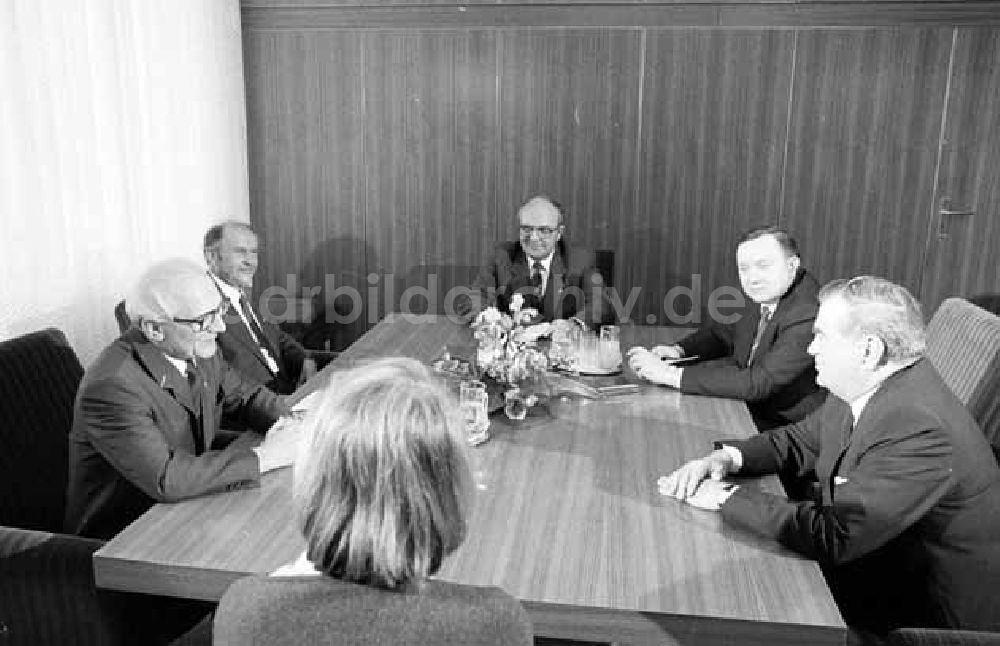 DDR-Bildarchiv: Berlin - Außenminister der CSSR - Begrüßung durch Außenminister Oskar Fischer - bei E