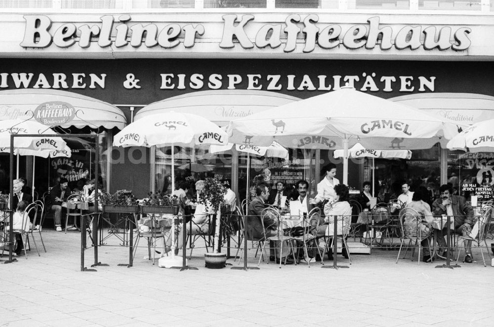 DDR-Bildarchiv: Berlin - Außenterrasse vom Berliner Kaffeehaus in Berlin, der ehemaligen Hauptstadt der DDR, Deutsche Demokratische Republik