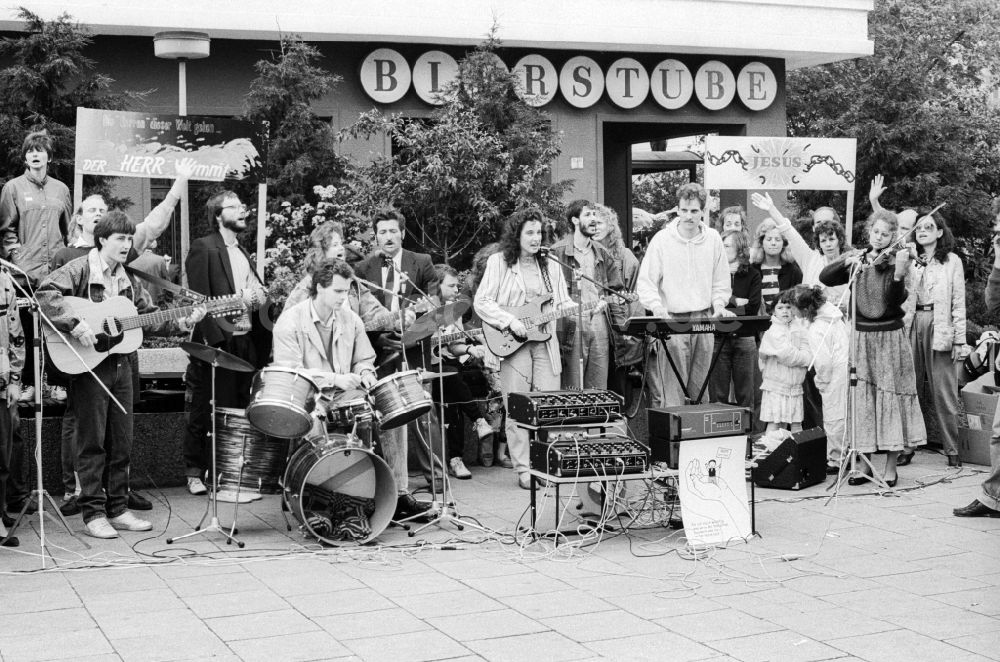 DDR-Fotoarchiv: Berlin - Außenterrasse vom Berliner Kaffeehaus in Berlin, der ehemaligen Hauptstadt der DDR, Deutsche Demokratische Republik