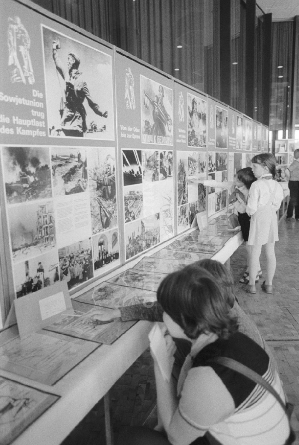 Berlin: Ausstellung anlässlich des 40. Jahrestages der DDR im Freizeit- und Erholungszentrum Wuhlheide (FEZ) / Pionierpark Berlin Wuhlheide in Berlin, der ehemaligen Hauptstadt der DDR, Deutsche Demokratische Republik