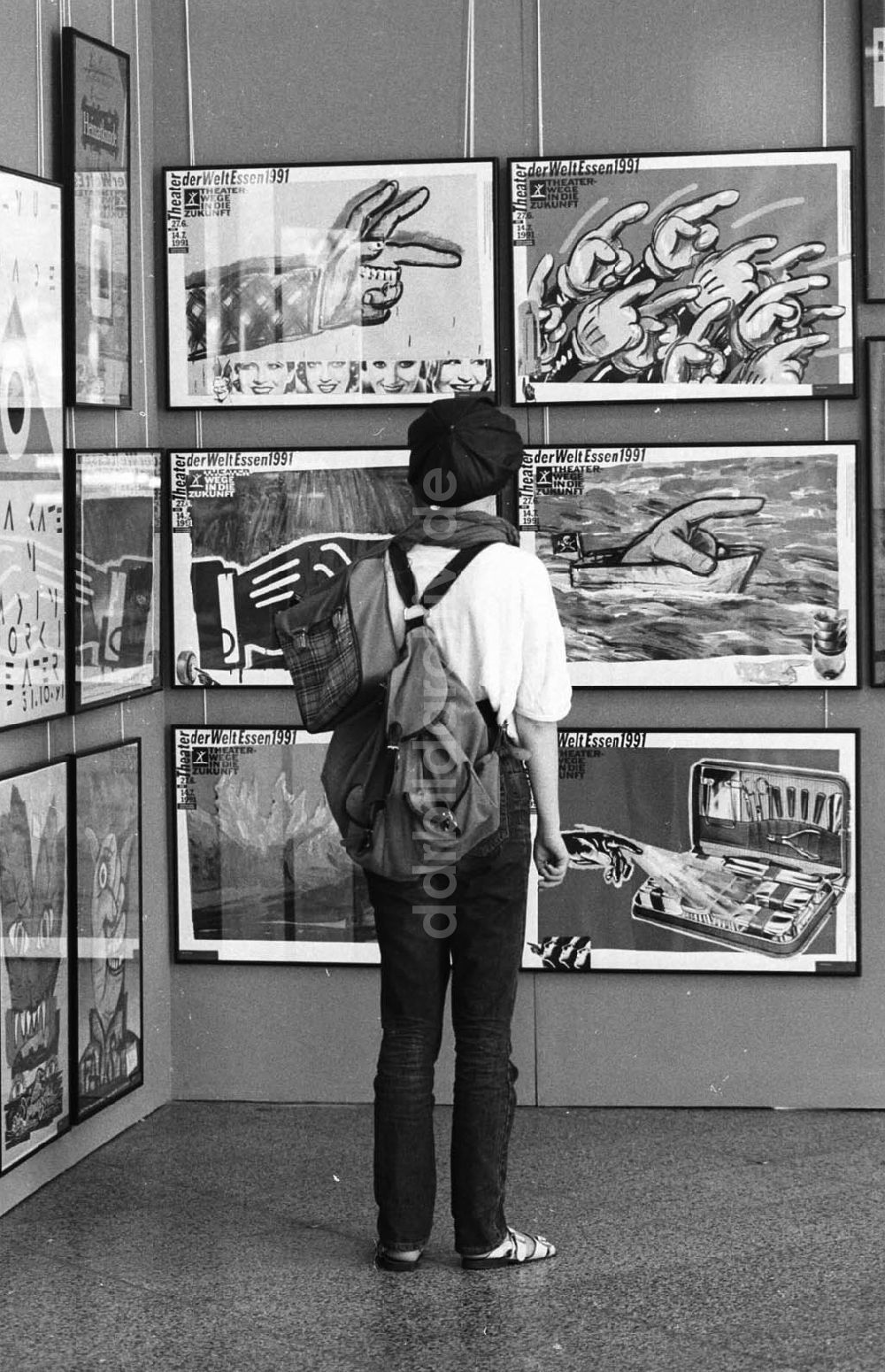 DDR-Bildarchiv: unbekannt - 01.06.92 Ausstellung Das beste Plakat in der Stadtbibliothek