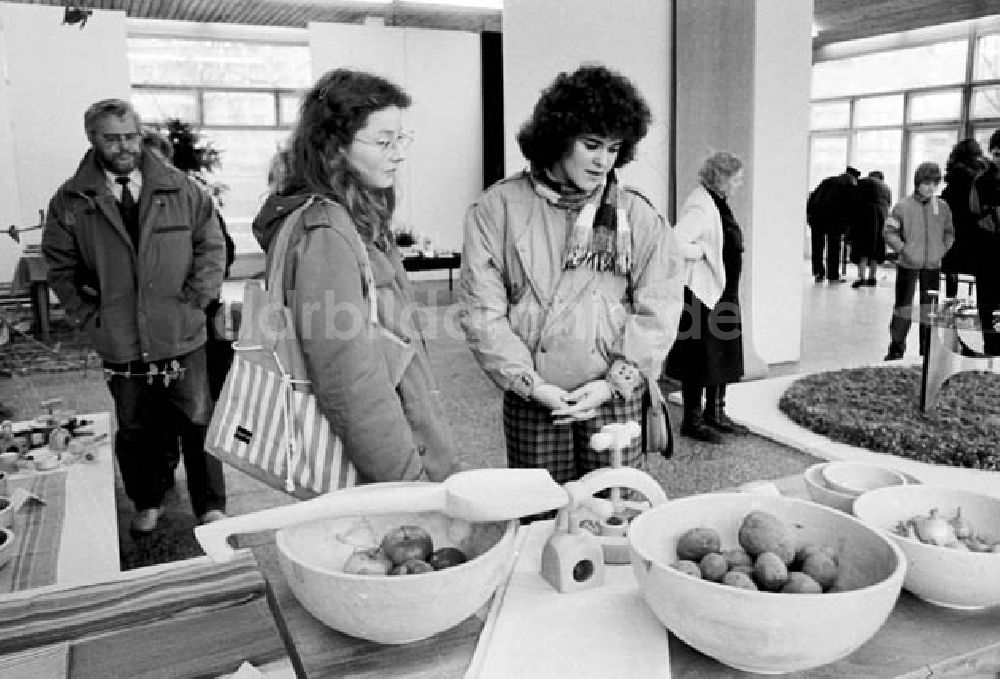 DDR-Fotoarchiv: Potsdam - 8.12.1986 Ausstellung Handwerkskunst in Potsdam.