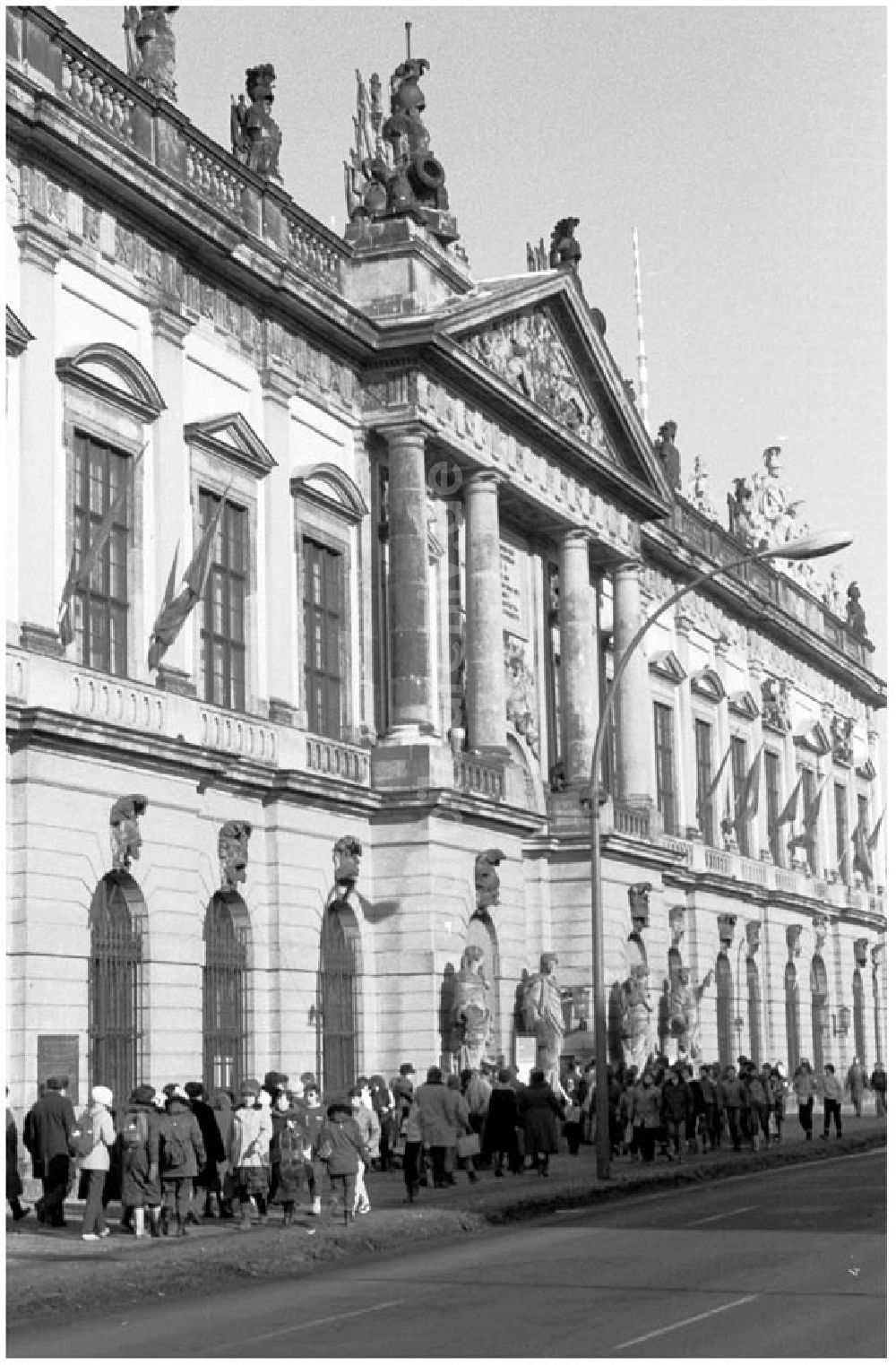 DDR-Bildarchiv: Berlin - 13.02.1986 Ausstellung 40 Jahre im Museum für deutsche Geschicht