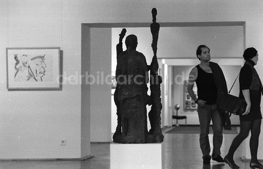 DDR-Bildarchiv: Berlin - Ausstellung Kathsitzpreisträger im Marstall 28.07.92 Lange Umschlag 1084