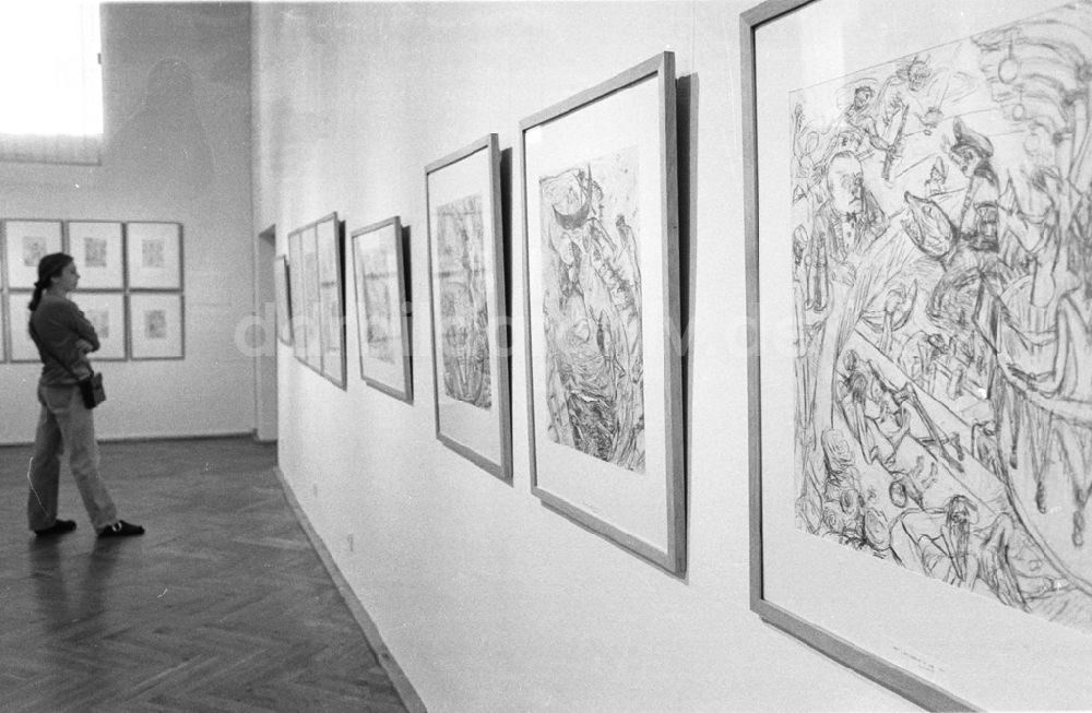DDR-Bildarchiv: Berlin - Ausstellung Kathsitzpreisträger im Marstall 28.07.92 Lange Umschlag 1084