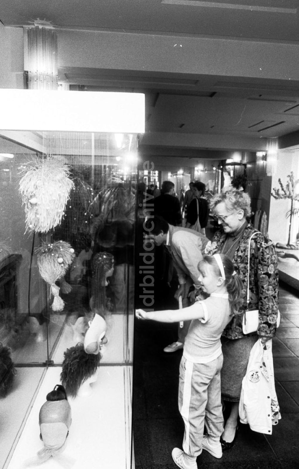 DDR-Bildarchiv: Berlin-Mitte - Ausstellung Kulissen, Künstler und Kostüme i. Friedrichstadtpalast 20.07.89 Foto: ND/Grahn Umschlagnummer: 0861
