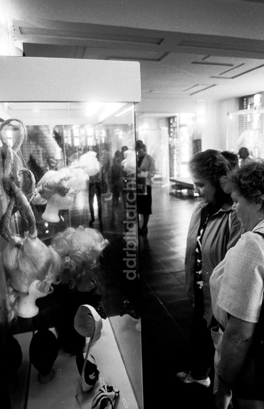 DDR-Fotoarchiv: Berlin-Mitte - Ausstellung Kulissen, Künstler und Kostüme i. Friedrichstadtpalast 20.07.89 Foto: ND/Grahn Umschlagnummer: 0861