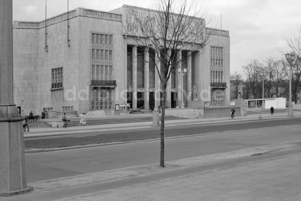 DDR-Bildarchiv: Berlin - Ausstellungs- und Mehrzweckhalle Deutsche Sporthalle Klub der Jugend und Sportler im Ortsteil Friedrichshain in Berlin in der DDR