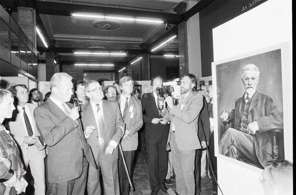 DDR-Fotoarchiv: Berlin - Austellungsbesucher im Museum für Deutsche Geschichte in Berlin, der ehemaligen Hauptstadt der DDR, Deutsche Demokratische Republik