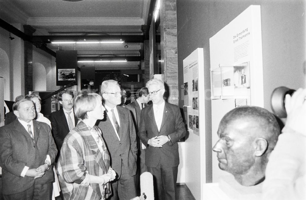 DDR-Bildarchiv: Berlin - Austellungsbesucher im Museum für Deutsche Geschichte in Berlin, der ehemaligen Hauptstadt der DDR, Deutsche Demokratische Republik