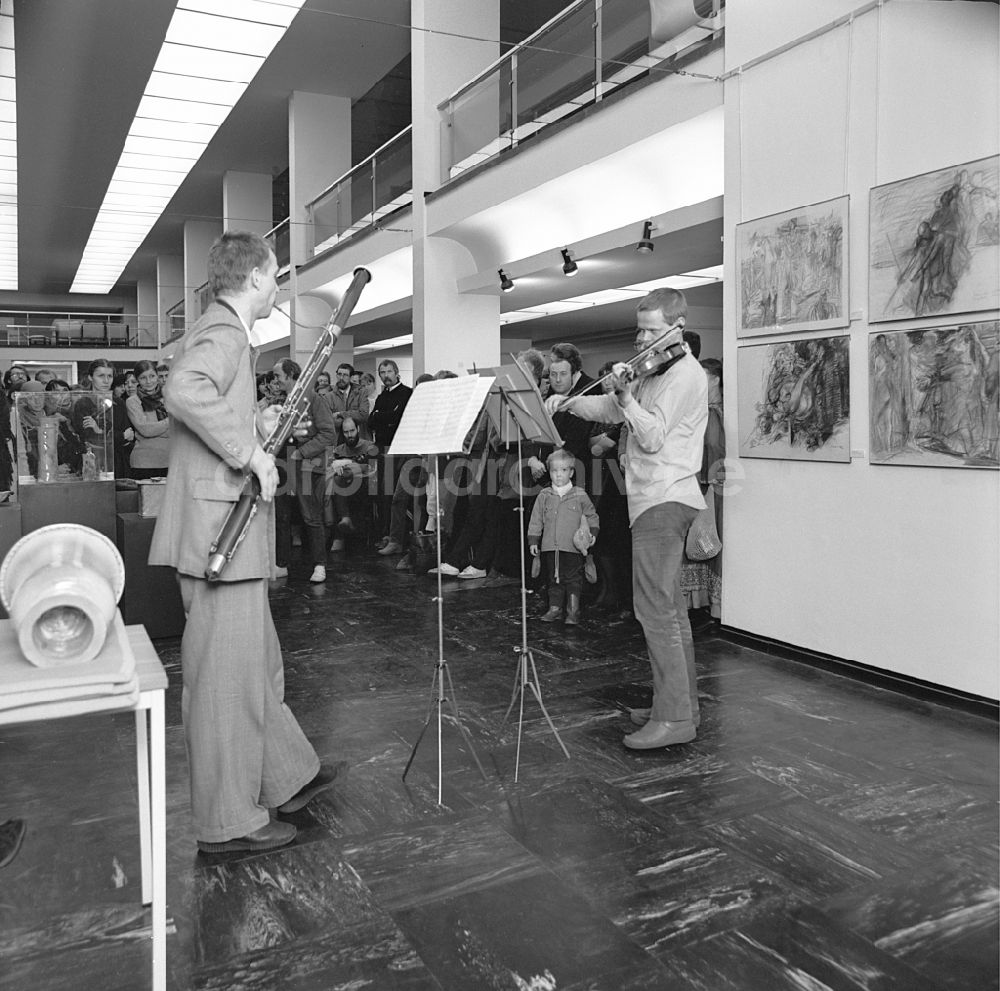 Berlin: Austellungseröffnung in der Galerie Unter den Linden in Berlin in der DDR