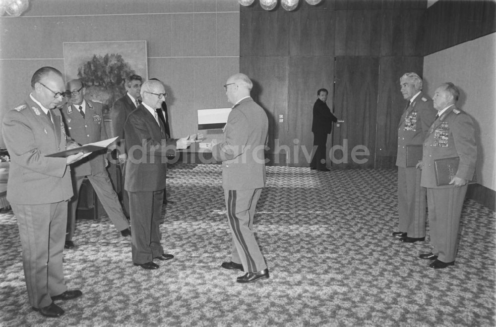 DDR-Bildarchiv: Berlin - Auszeichnung übergeben von Erich Honecker in Berlin, der ehemaligen Hauptstadt der DDR, Deutsche Demokratische Republik
