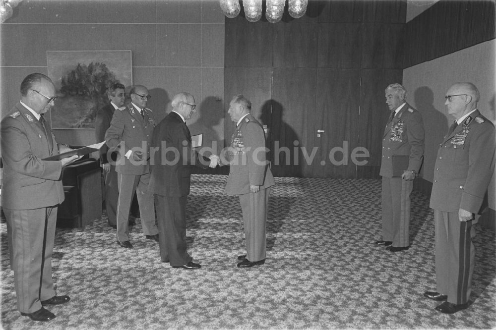 DDR-Fotoarchiv: Berlin - Auszeichnung übergeben von Erich Honecker in Berlin, der ehemaligen Hauptstadt der DDR, Deutsche Demokratische Republik
