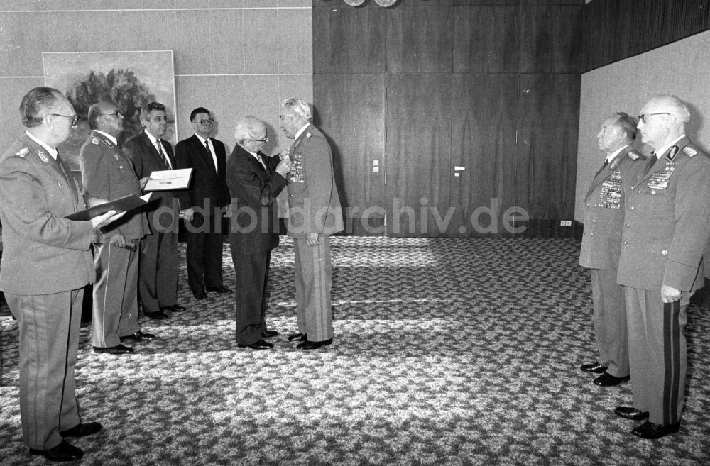 DDR-Bildarchiv: Berlin - Auszeichnung übergeben von Erich Honecker in Berlin, der ehemaligen Hauptstadt der DDR, Deutsche Demokratische Republik