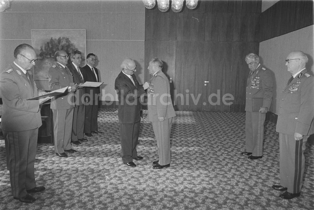 Berlin: Auszeichnung übergeben von Erich Honecker in Berlin, der ehemaligen Hauptstadt der DDR, Deutsche Demokratische Republik