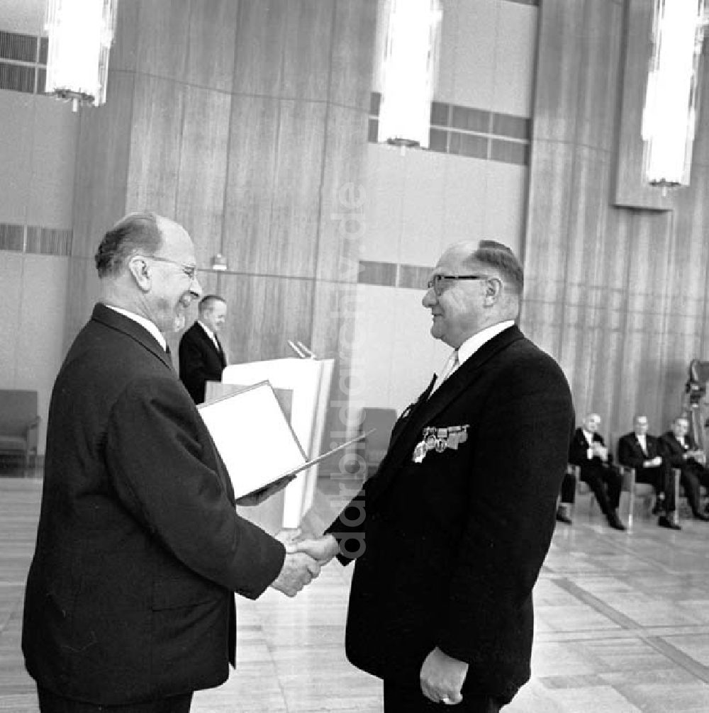 DDR-Bildarchiv: Berlin - Auszeichnungen beim Staatsrat zum 17