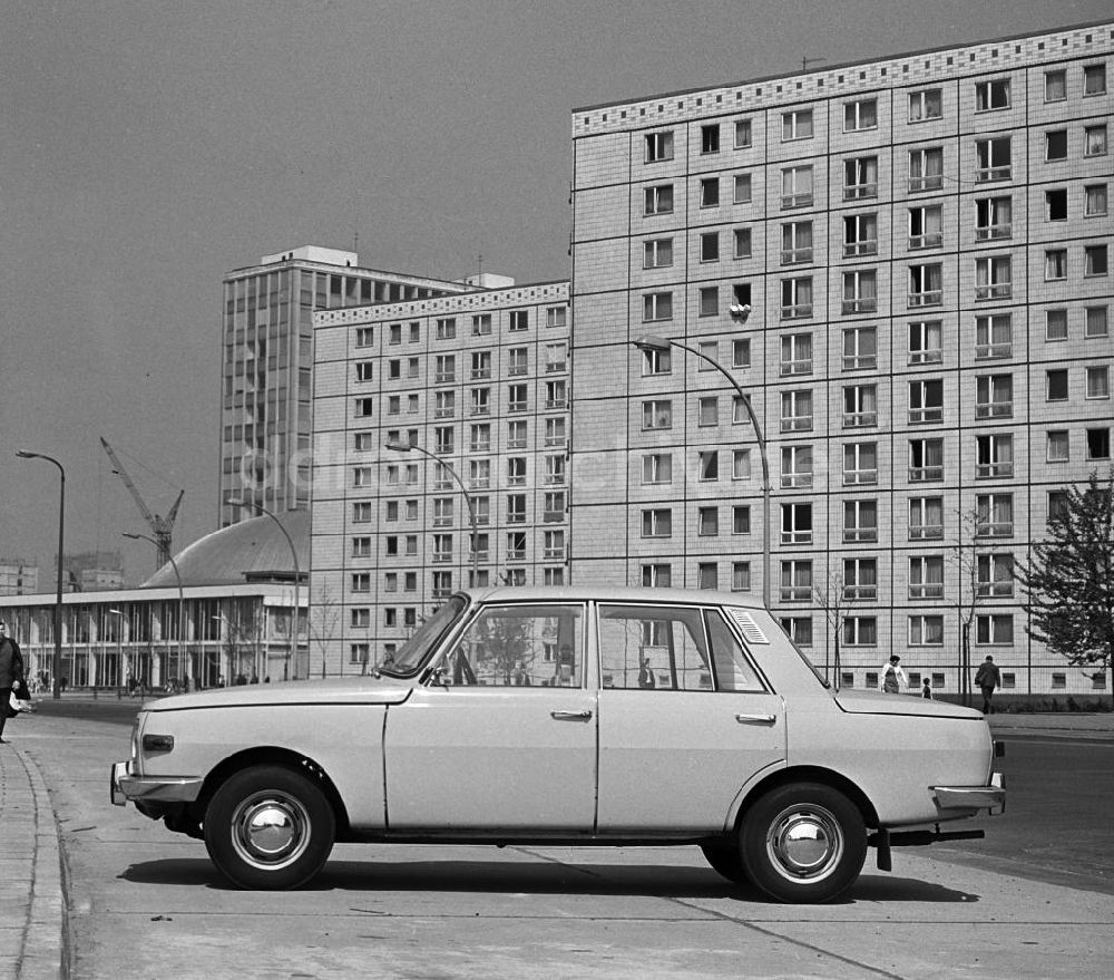 DDR-Bildarchiv: Berlin - Auto vom Typ Wartburg 353 nahe dem Alexanderplatz in Berlin