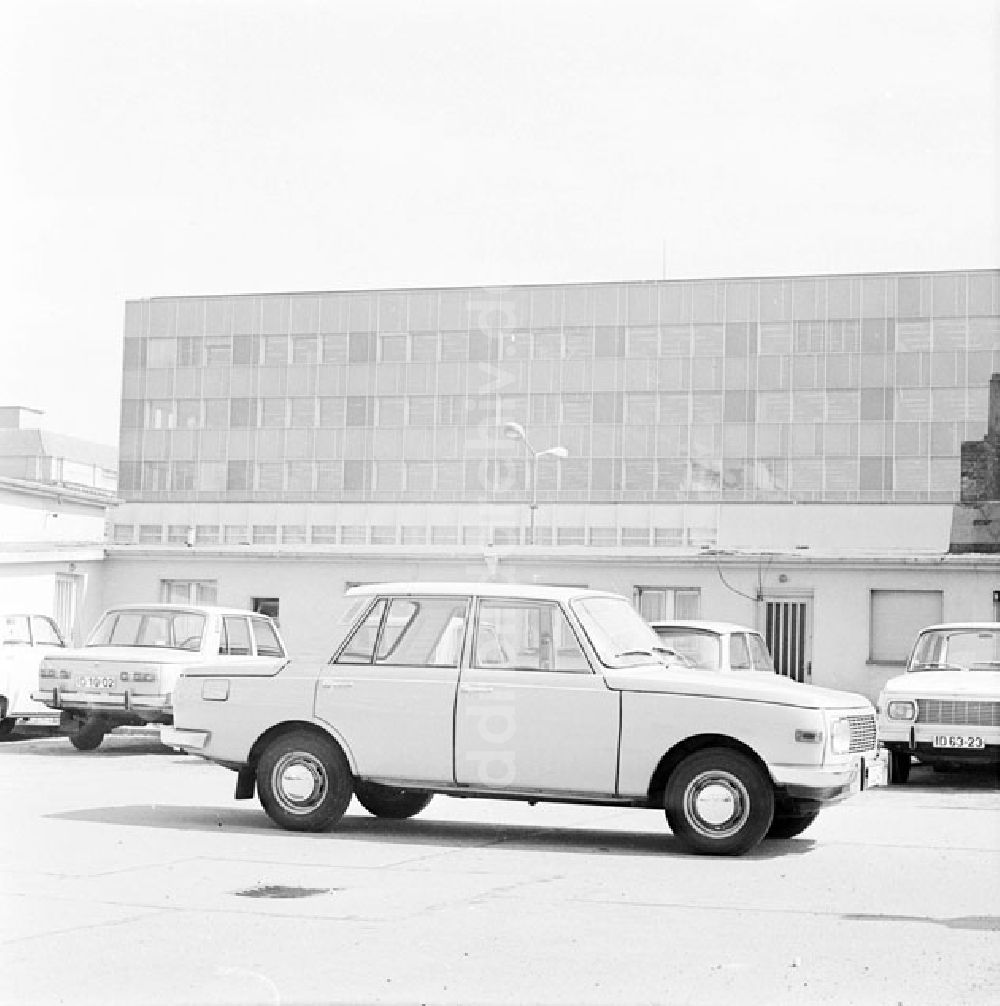 DDR-Fotoarchiv: Berlin - Auto vom Typ Wartburg 353 nahe dem Alexanderplatz in Berlin