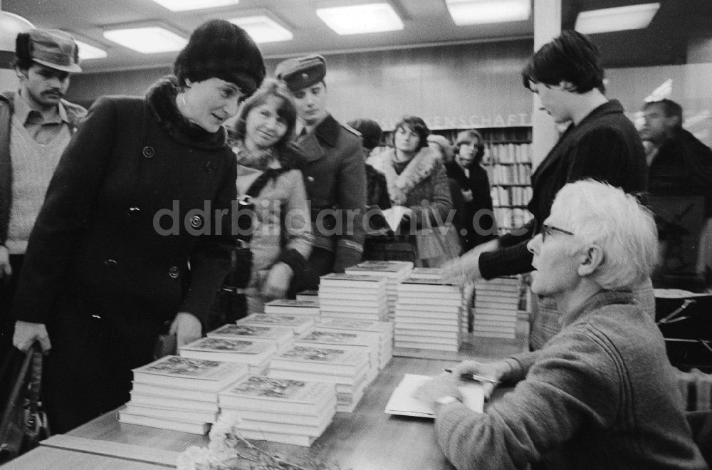 DDR-Fotoarchiv: Berlin - Autogrammstunde des deutschen Schriftstellers Benno Pludra (1925 - 2014) in Berlin, der ehemaligen Hauptstadt der DDR, Deutsche Demokratische Republik