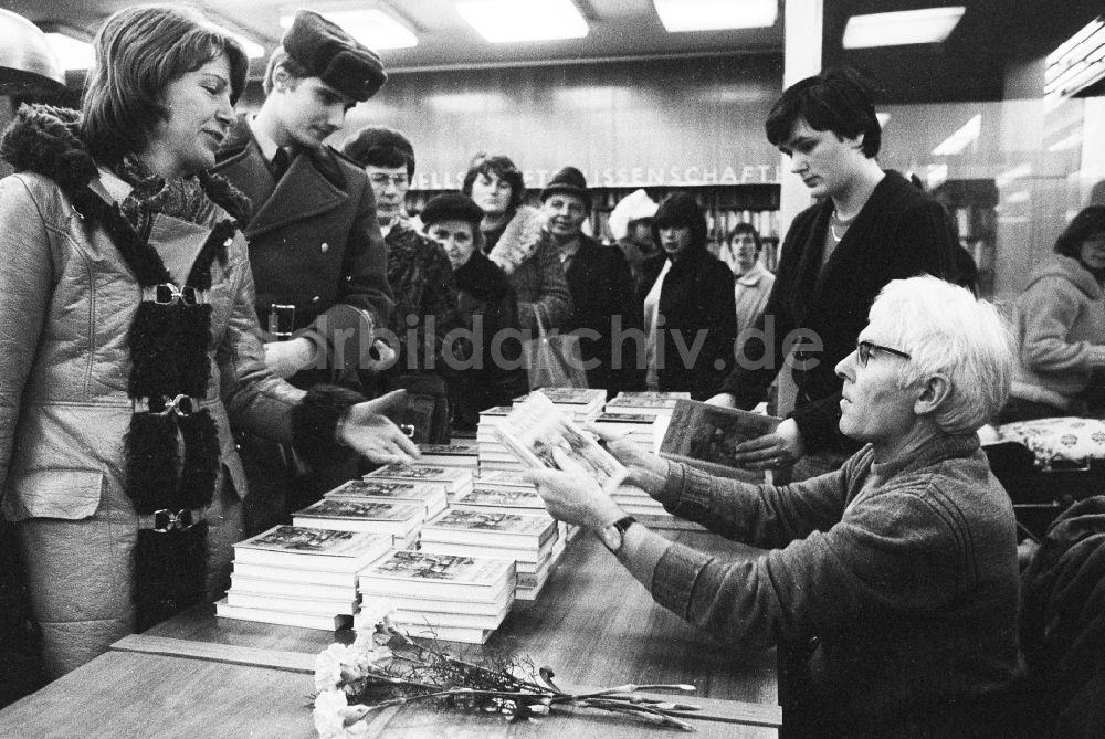 DDR-Bildarchiv: Berlin - Autogrammstunde des deutschen Schriftstellers Benno Pludra (1925 - 2014) in Berlin, der ehemaligen Hauptstadt der DDR, Deutsche Demokratische Republik