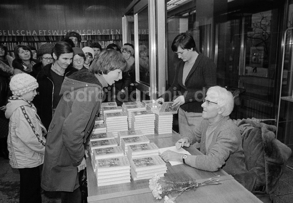 Berlin: Autogrammstunde des deutschen Schriftstellers Benno Pludra (1925 - 2014) in Berlin, der ehemaligen Hauptstadt der DDR, Deutsche Demokratische Republik