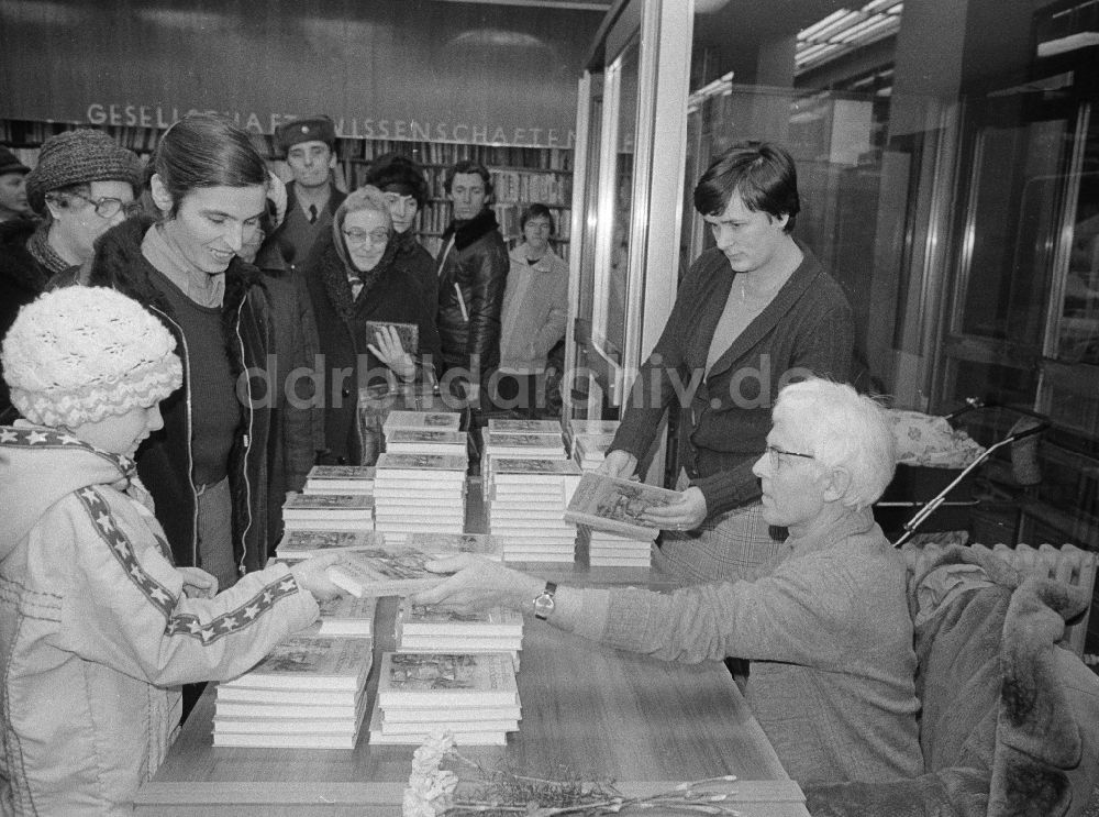 DDR-Fotoarchiv: Berlin - Autogrammstunde des deutschen Schriftstellers Benno Pludra (1925 - 2014) in Berlin, der ehemaligen Hauptstadt der DDR, Deutsche Demokratische Republik