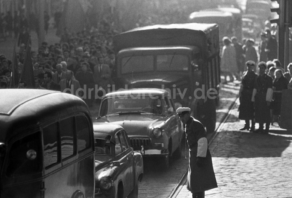 DDR-Fotoarchiv: Berlin - Autokorso anlässlich polnischen Ministerpräsidenten Jozef Cyrankiewicz in Ostberlin in der DDR