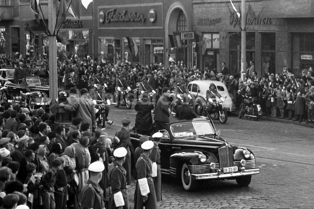 Berlin: Autokorso anlässlich polnischen Ministerpräsidenten Jozef Cyrankiewicz in Ostberlin in der DDR