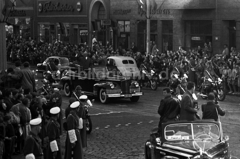 DDR-Bildarchiv: Berlin - Autokorso anlässlich polnischen Ministerpräsidenten Jozef Cyrankiewicz in Ostberlin in der DDR