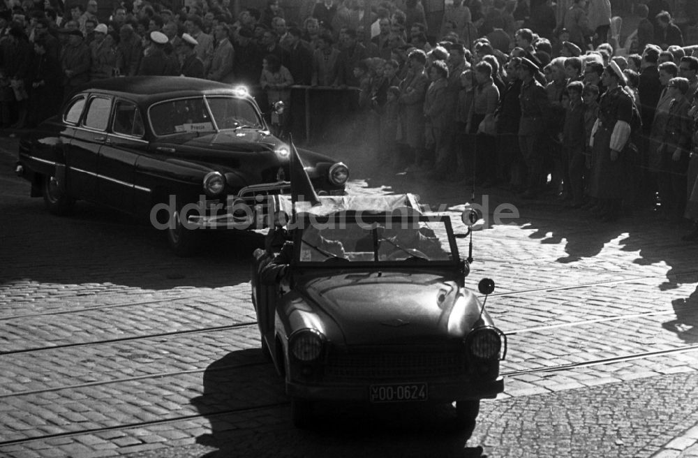 DDR-Fotoarchiv: Berlin - Autokorso anlässlich polnischen Ministerpräsidenten Jozef Cyrankiewicz in Ostberlin in der DDR