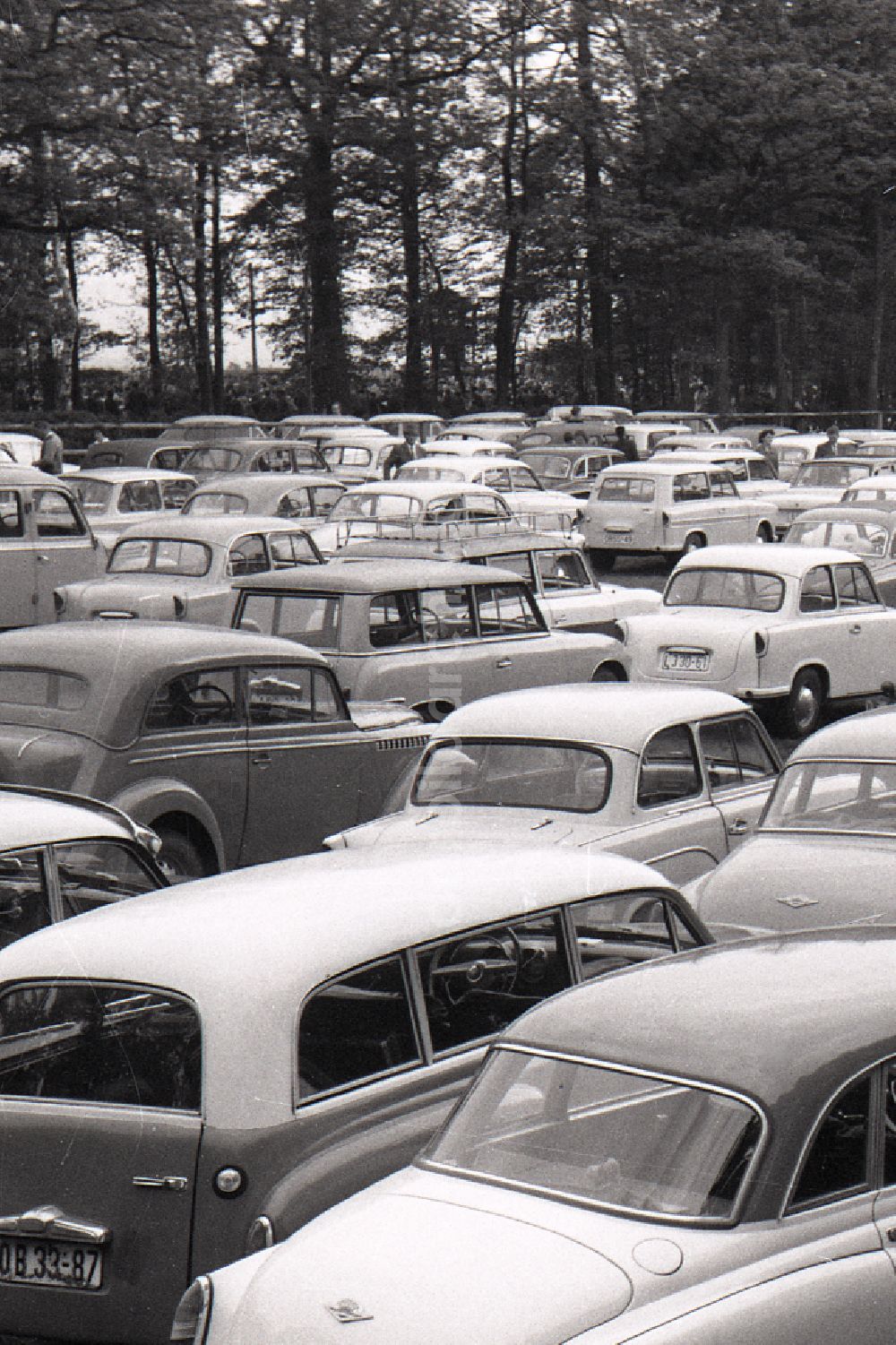 DDR-Bildarchiv: Gotha - Autos auf einem Parkplatz in Gotha in Thüringen in der DDR