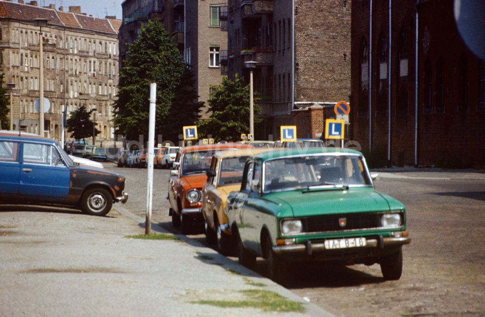 DDR-Bildarchiv: Berlin - Autos einer Fahrschule in Ostberlin in der DDR