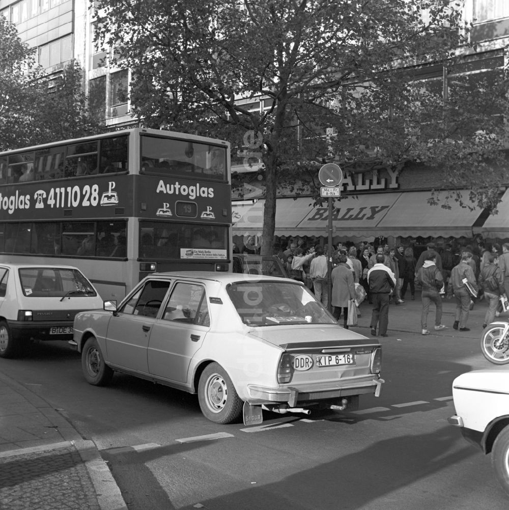 DDR-Bildarchiv: Berlin - Charlottenburg - Autos auf dem Kurfürstendamm in Berlin - Charlottenburg