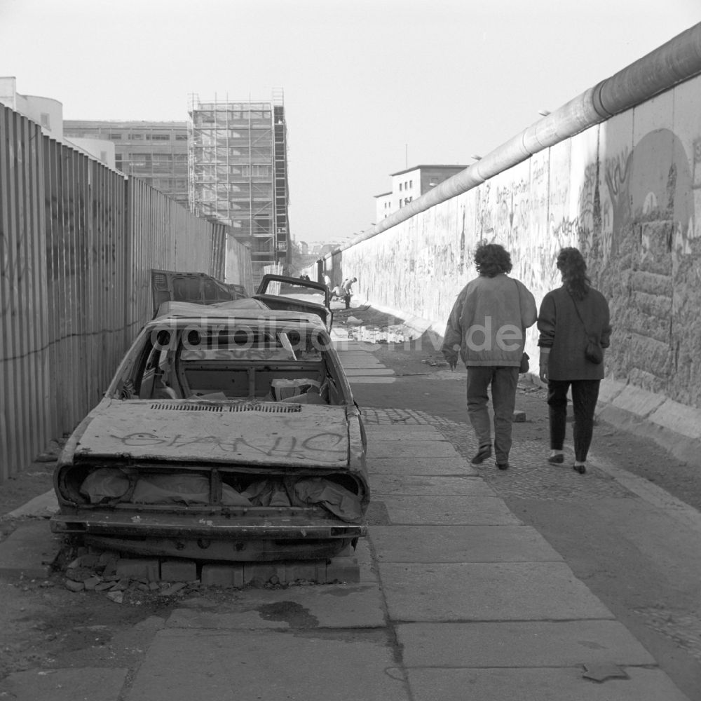 Berlin: Autowrack abgestellt an der Berliner Mauer in Berlin