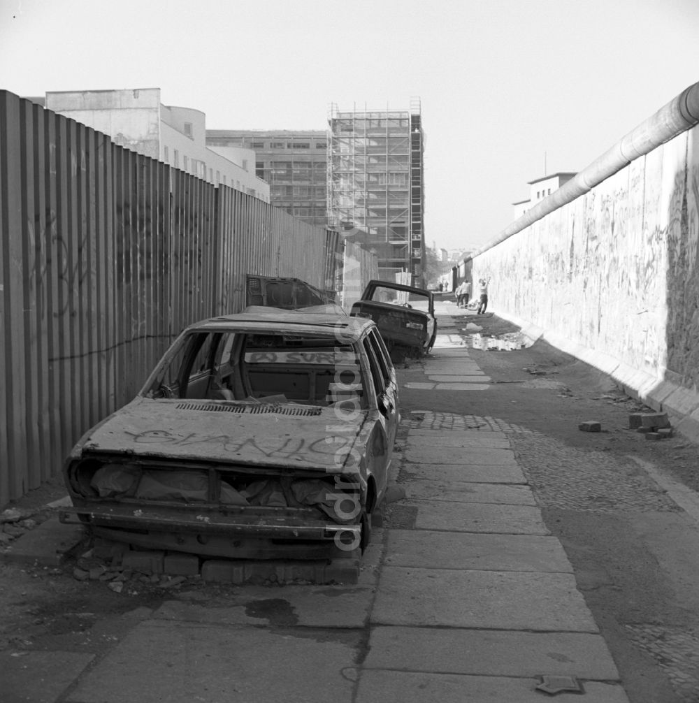 DDR-Bildarchiv: Berlin - Autowrack abgestellt an der Berliner Mauer in Berlin