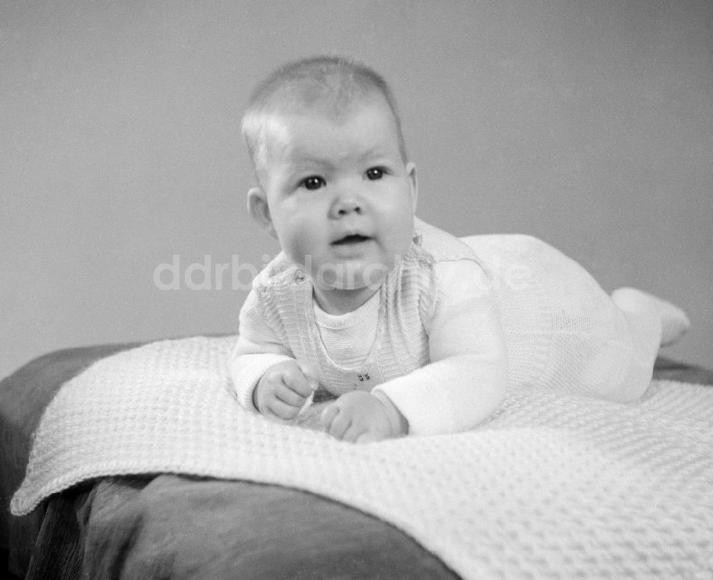 Berlin: Baby auf einer Wolldecke in Berlin, der ehemaligen Hauptstadt der DDR, Deutsche Demokratische Republik